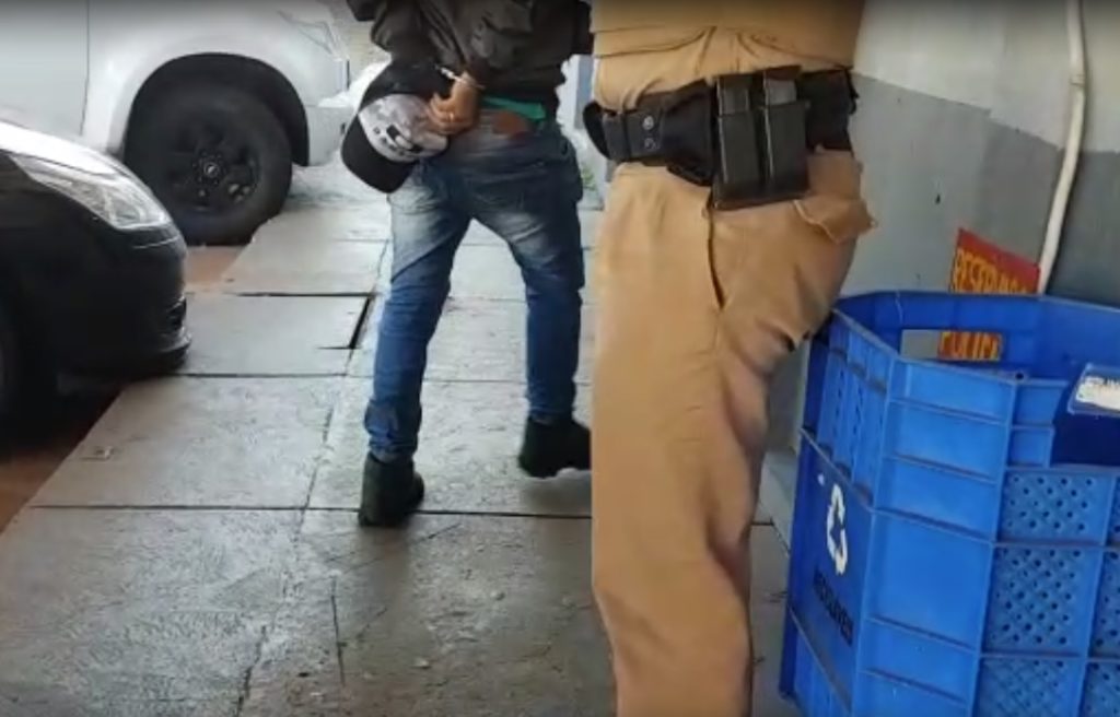 Homem é flagrado praticando furto em supermercado