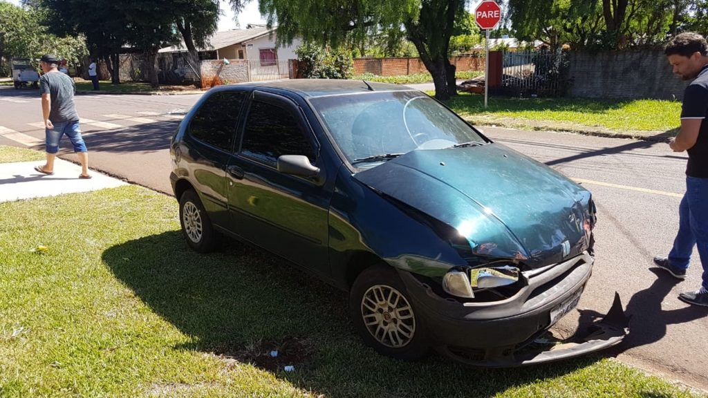 Carros batem em cruzamento no Bairro Periolo