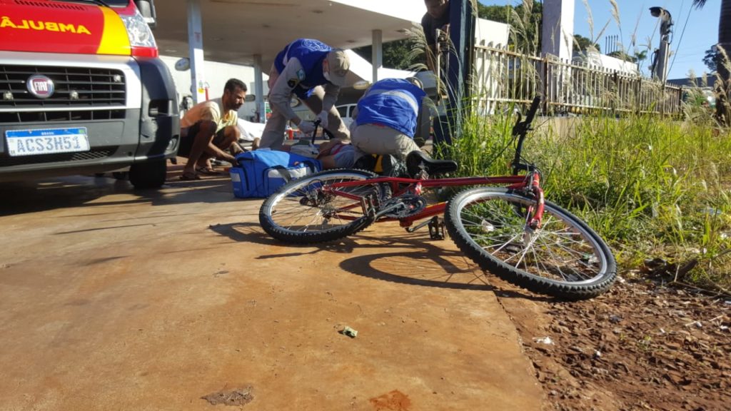 Ciclista fica ferido após ser atingido por carro na Avenida Piquiri
