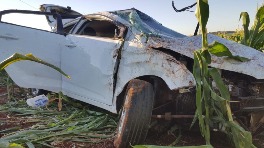 Carro capota várias vezes na rodovia BR-467 e motorista é socorrido pelo Corpo de Bombeiros