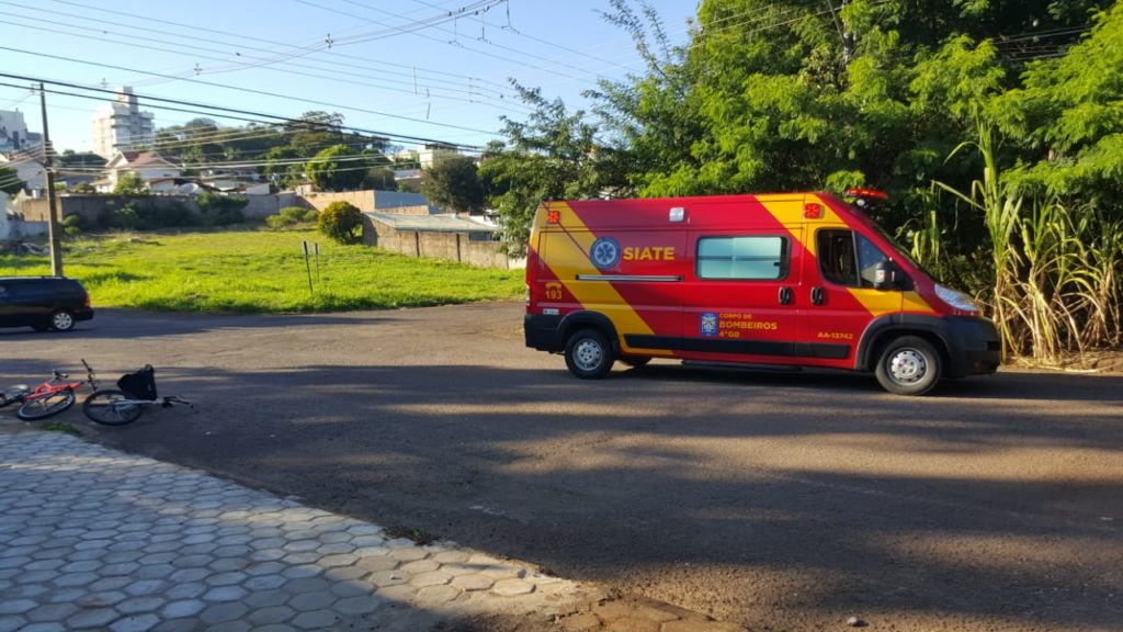 Ciclista de 16 anos fica ferido em colisão com carro no Centro