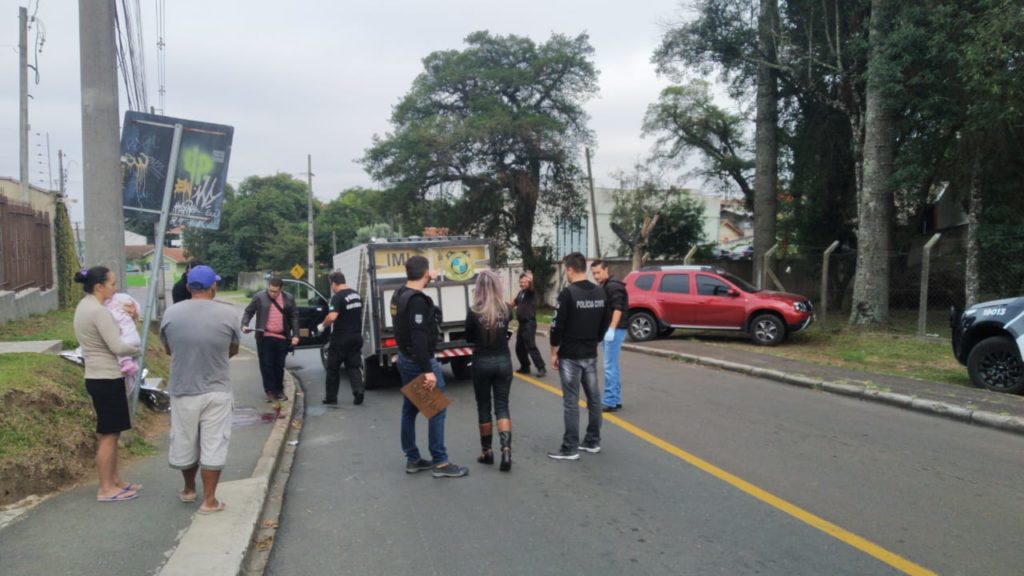 Briga no meio da rua termina com homem morto com golpes de faca de churrasco