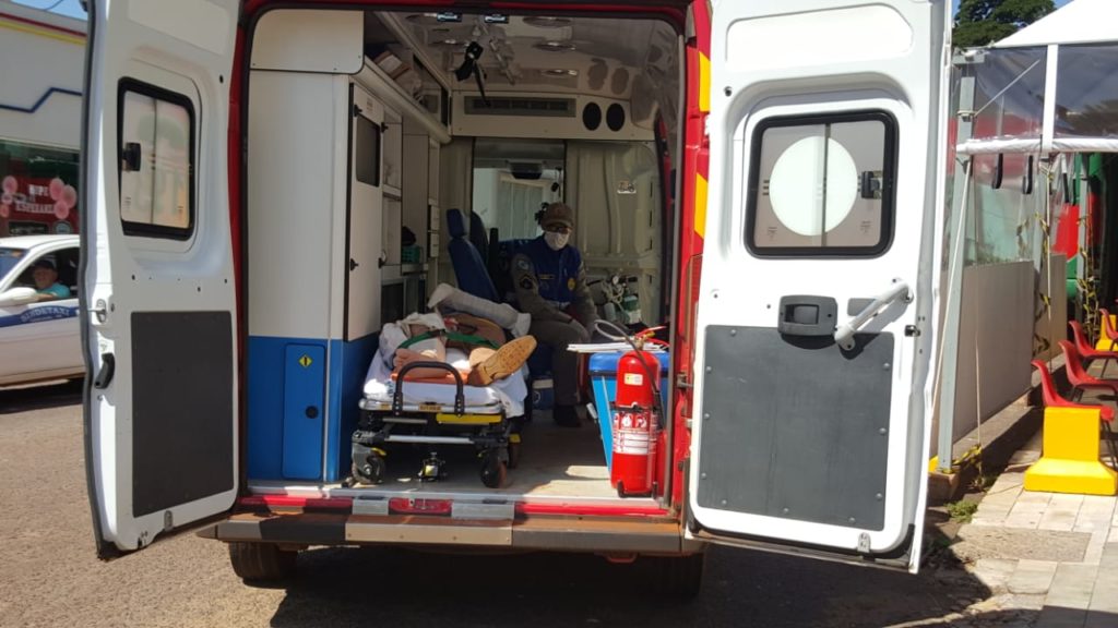 Homem é socorrido ao cair de três metros na área rural