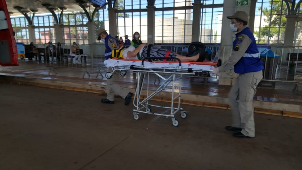 Mulher é socorrida pelo Siate após sofrer queda no interior do Terminal Leste