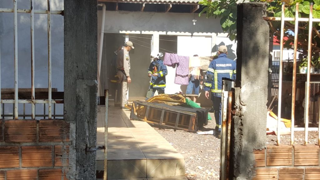 Incêndio em residência: Bombeiros controlam fogo e Siate atende vítimas que inalaram fumaça