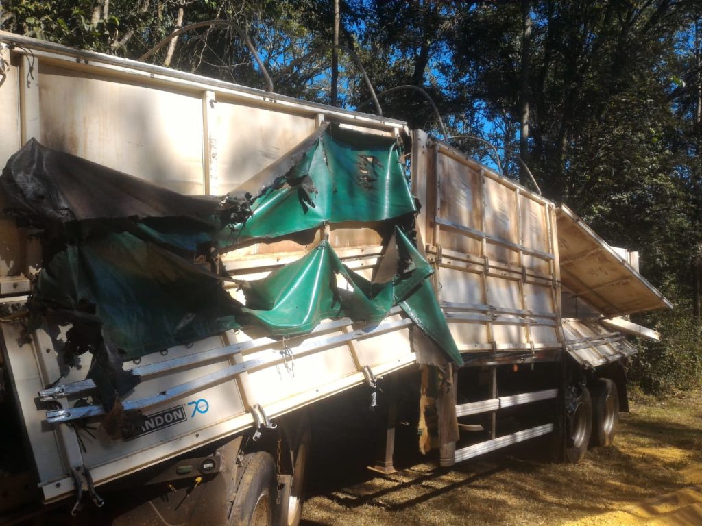 Carreta tomba e trânsito fica complicado na BR-277