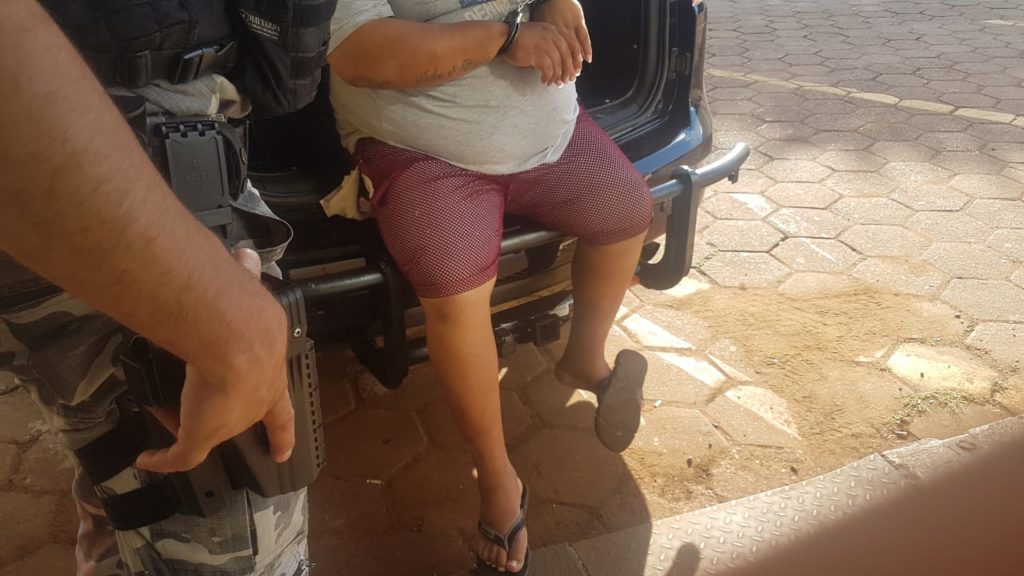Homem é detido com 84 buchas de cocaína e mais de R$ 20 mil em cheques