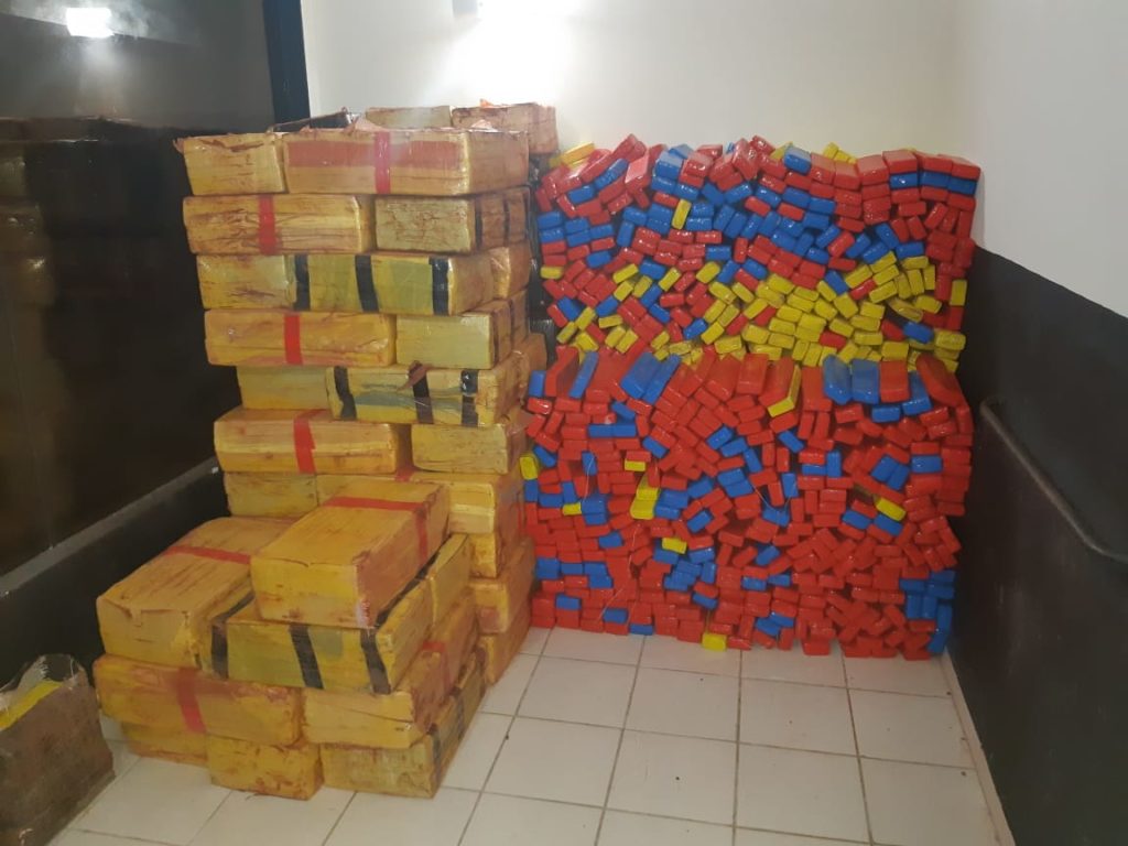 PRF e Polícia Militar apreendem mais de 2 toneladas de maconha em Garuva, na BR 101