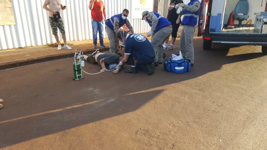 Homem fica desacordado ao cair de patinete elétrico na Rua Natal
