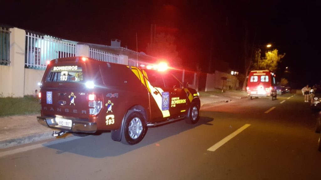Jovem bate moto contra árvore e portão de residência no Bairro Interlagos