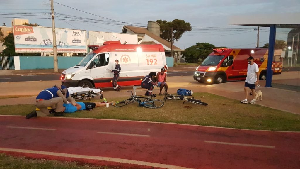 Ciclistas ficam feridos após se envolverem em colisão na Avenida Tancredo Neves