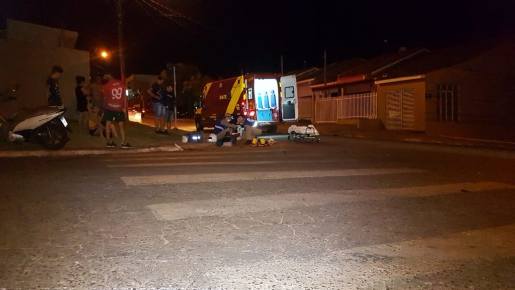 Mulher com Honda Biz é atingida por automóvel na Rua Veneza