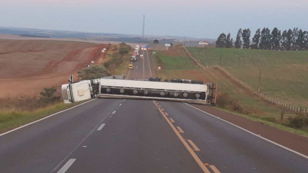 Tombamento de carreta é registrado na BR-277, em Guarapuava