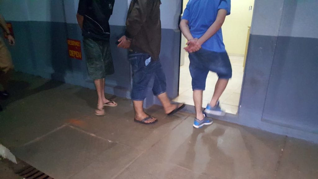 Trio arromba loja, furta televisão decorativa e acaba preso pela Polícia Militar