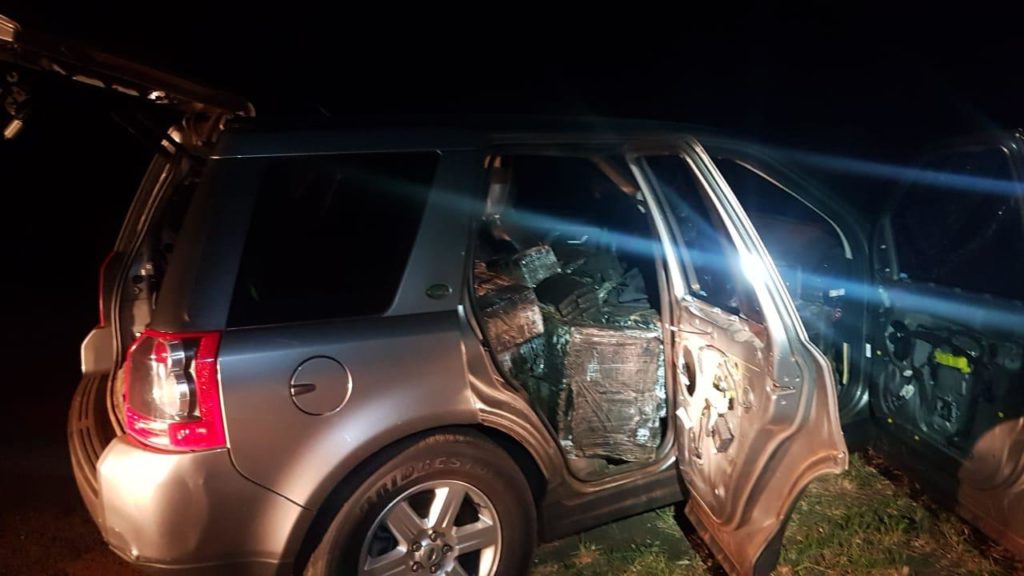 PRE apreende 755 kg de maconha e recupera carro roubado