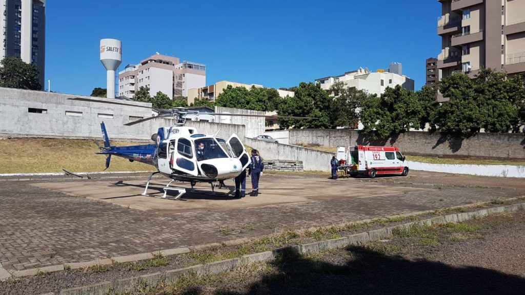 Helicóptero do Consamu faz transferência de paciente com problemas respiratórios