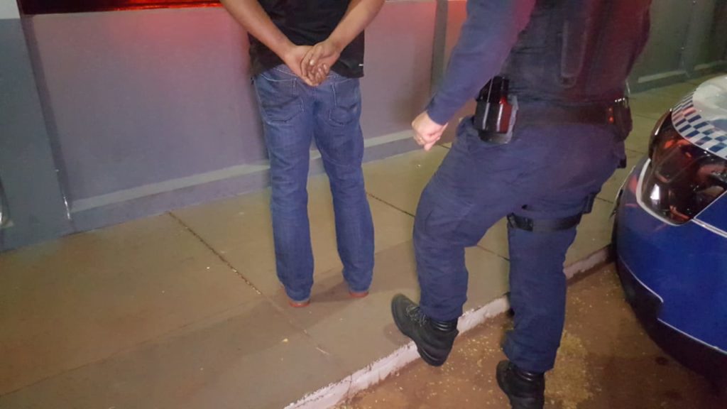 Homem é detido pela equipe GPOM acusado de ter agredido a esposa no Riviera