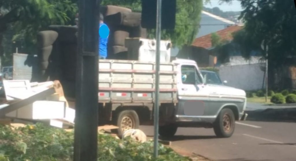 Moradora registra descarte irregular de lixo no Bairro Alto Alegre