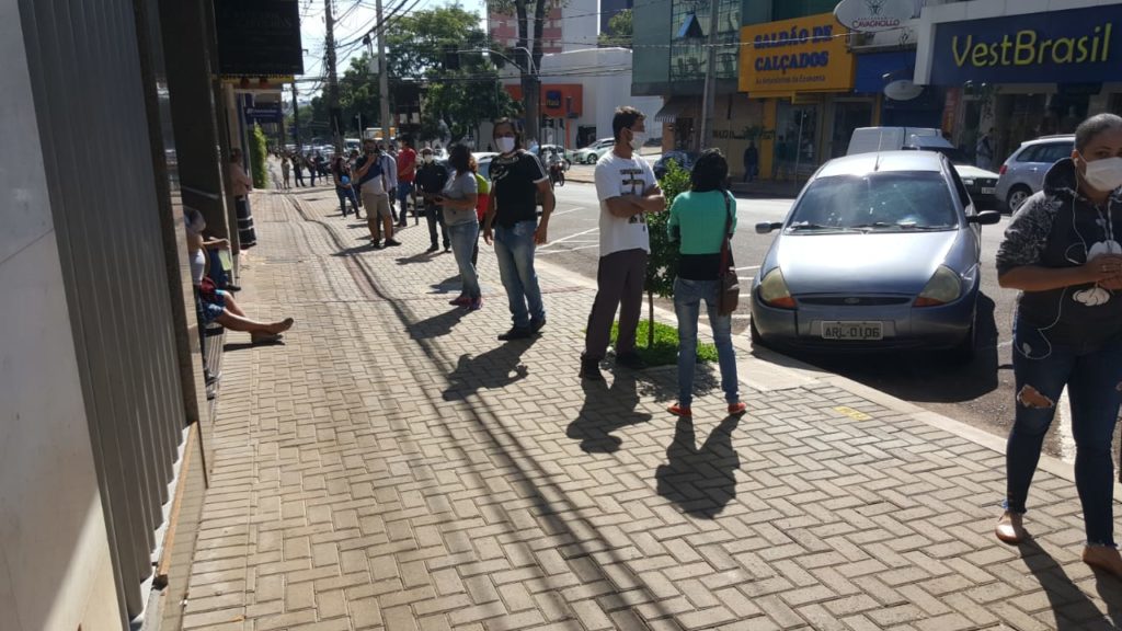 De virar a esquina! Saque do auxílio emergencial Caixa gera longas filas no Centro