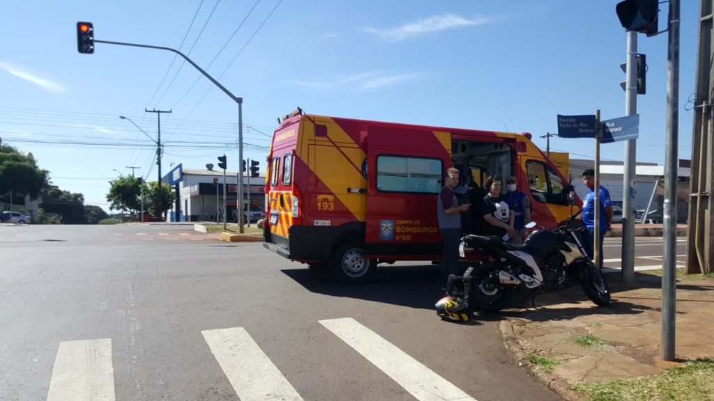 Motociclista tem veículo atingido por carro na Rua Manaus