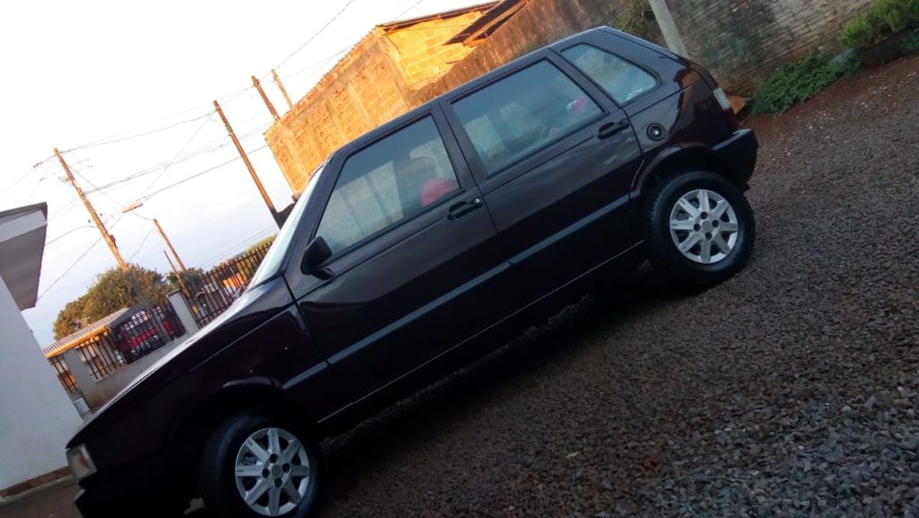 Fiat Uno foi furtado em pátio de frigorífico