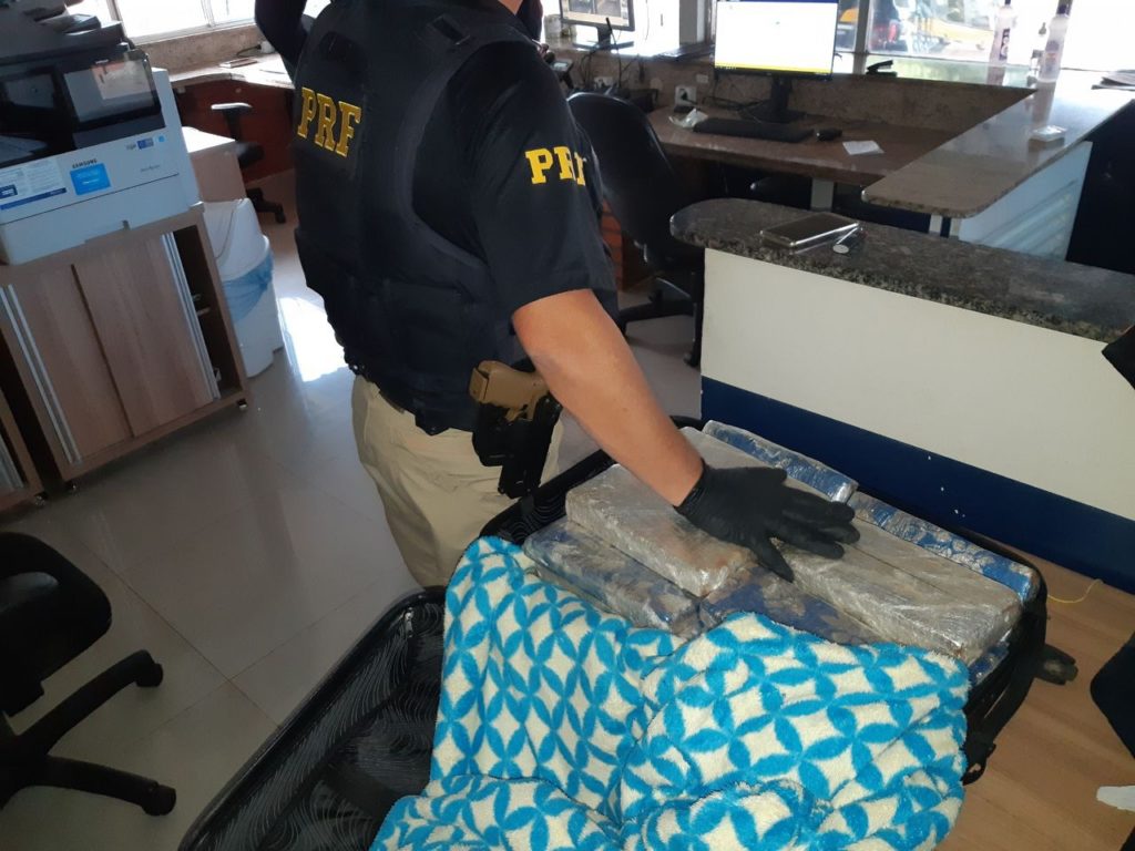 PRF apreende adolescente transportando 14,8 kg de maconha