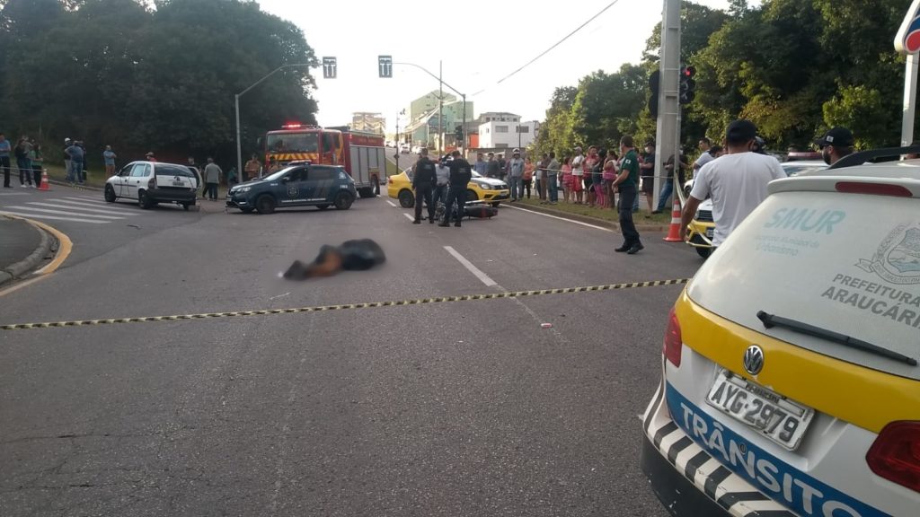 Motociclista morre e passageira de carro fica gravemente ferida em forte colisão de trânsito em Araucária