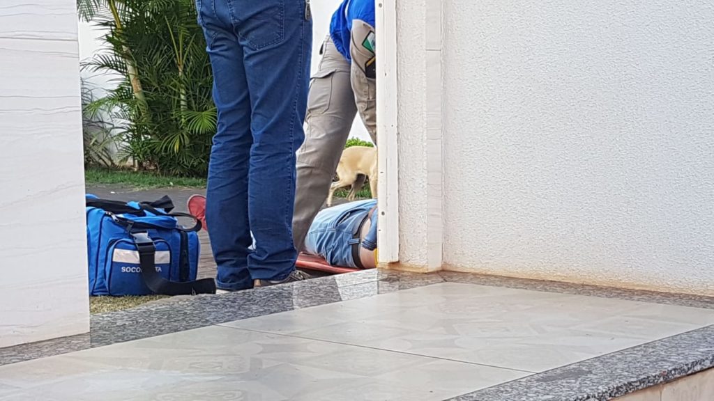 Homem é prensado por carro contra portão no Bairro Universitário