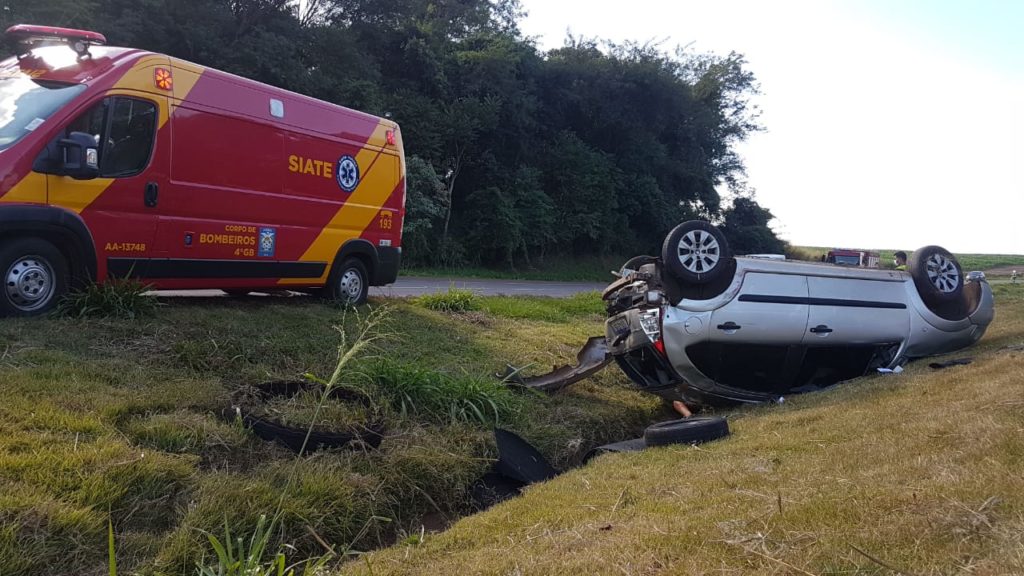 Carro capota na BR-467 e mulher de 28 anos é socorrida