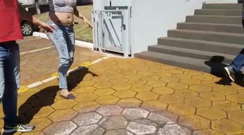 Travesti é presa pelo GDE acusada de extorsão Travesti é presa pelo GDE acusada de extorsão