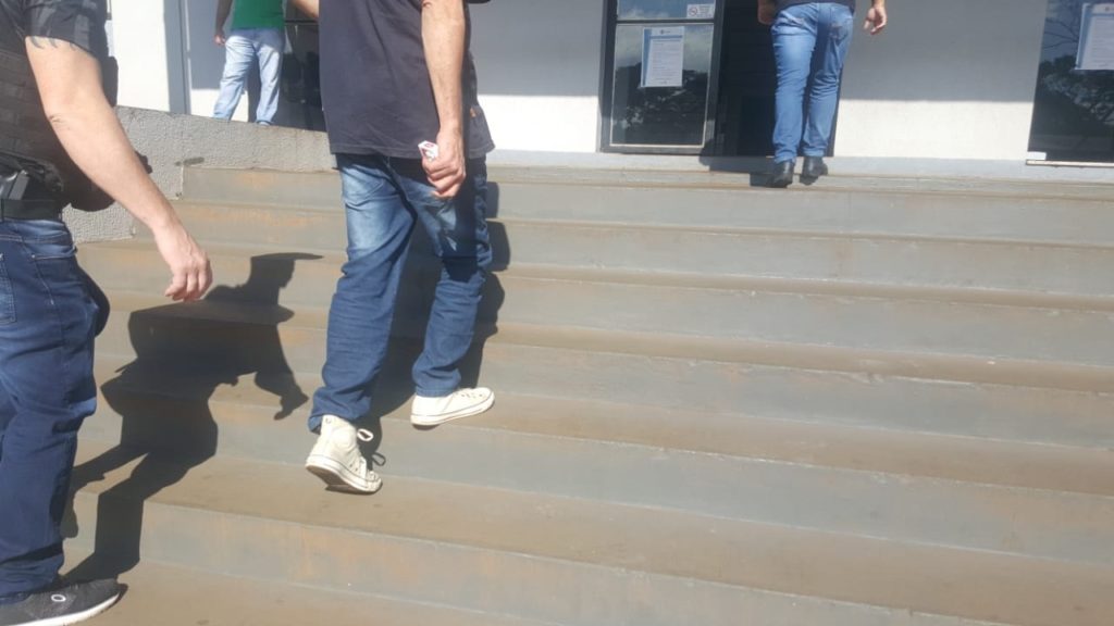 Homem que responde por tráfico de drogas é preso pelo GDE no Bairro Santa Cruz Homem que responde por tráfico de drogas é preso pelo GDE no Bairro Santa Cruz