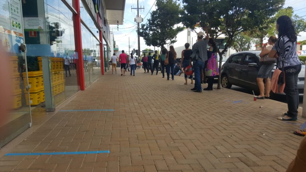 Auxílio emergencial: centenas de pessoas aguardam para saque nas agências da Caixa
