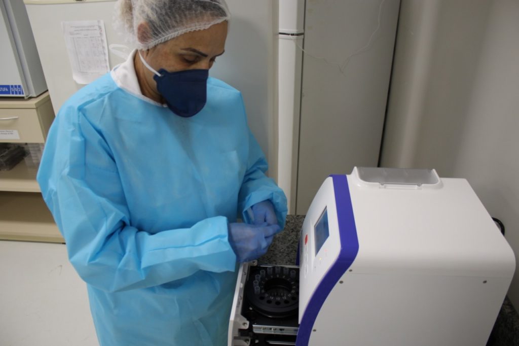 Laboratório Central de Cascavel recebe equipamentos para testagem de Covid-19
