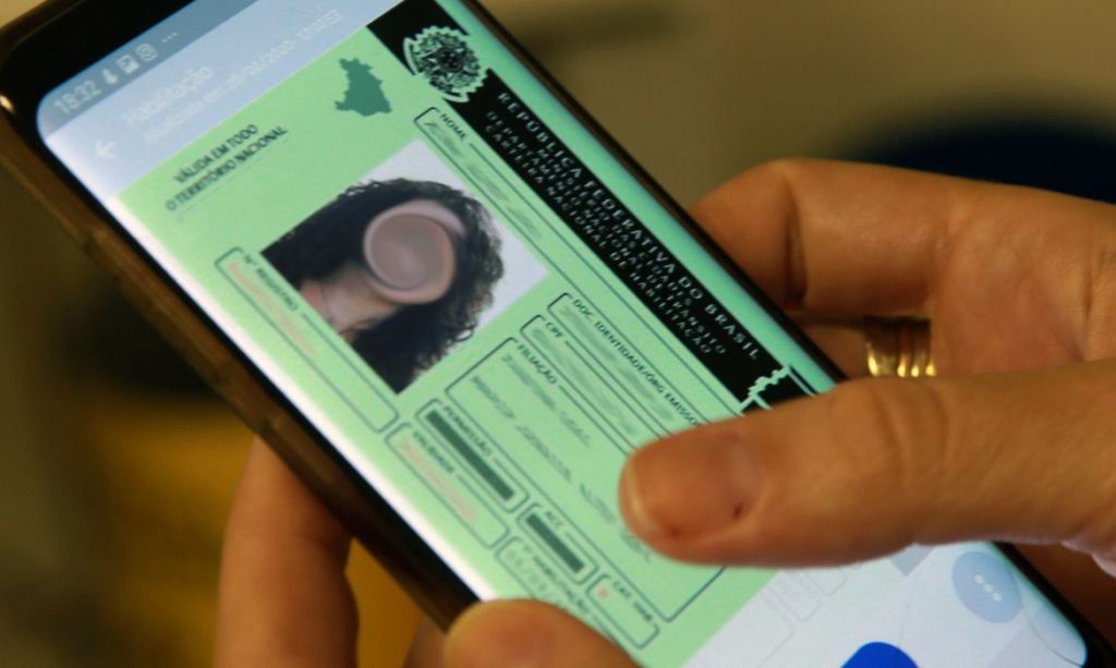 Deputados aprovam validade maior para carteira de motorista; votação de regras de trânsito prossegue