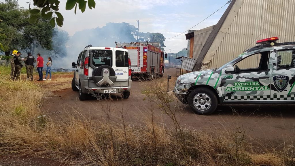 Bombeiros extinguem incêndio em vegetação no interior do pátio da Cettrans