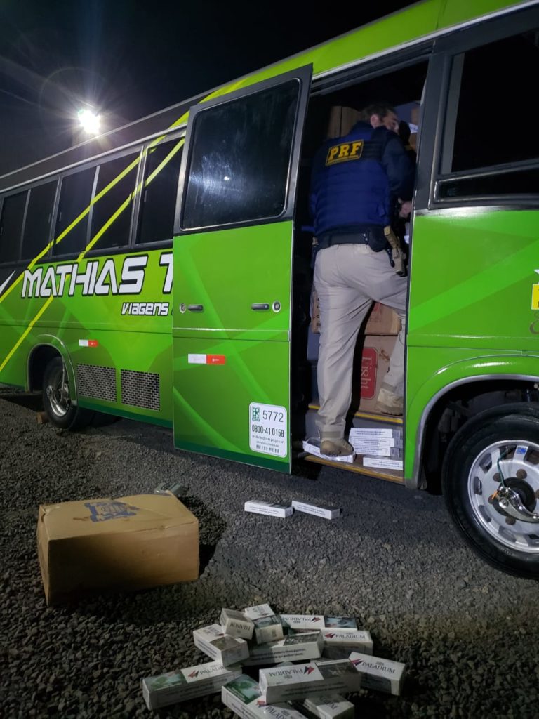Ônibus é apreendido na BR-282 com 250 mil maços de cigarros