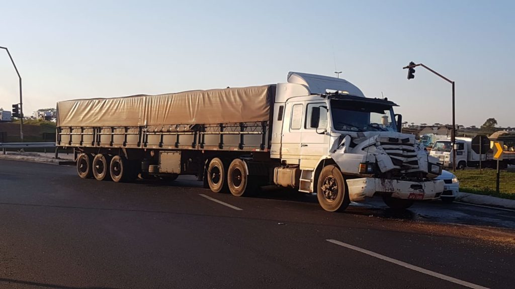 Carretas se envolvem em colisão no Trevo Cataratas