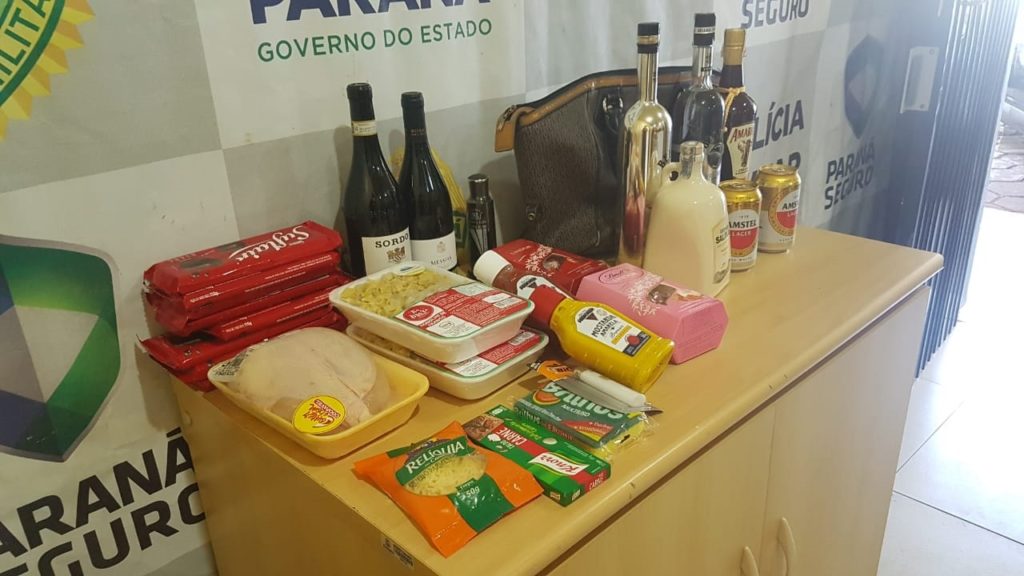 Dupla é detida com grande quantidade de produtos furtados em supermercados Dupla é detida com grande quantidade de produtos furtados em supermercados