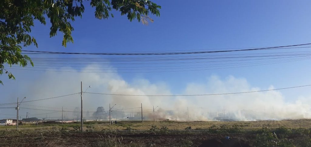 Moradora registra incêndio pelo segundo dia seguido no Loteamento Siena Moradora registra incêndio pelo segundo dia seguido no Loteamento Siena