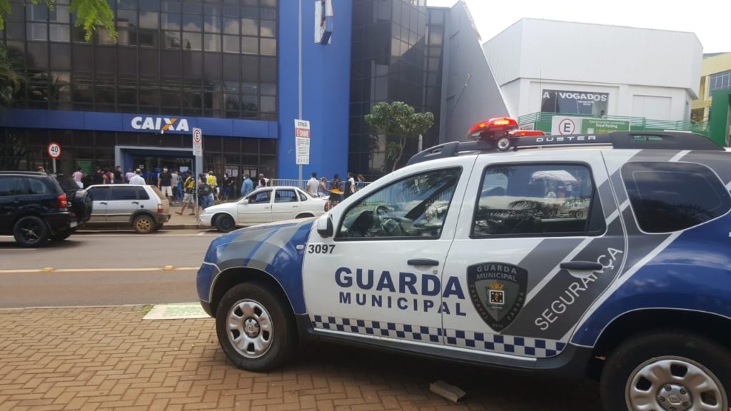 Confusão em agência da Caixa mobiliza Siate, GM e PM; rapaz foi imobilizado com ‘gravata’ no pescoço Confusão em agência da Caixa mobiliza Siate, GM e PM; rapaz foi imobilizado com ‘gravata’ no pescoço