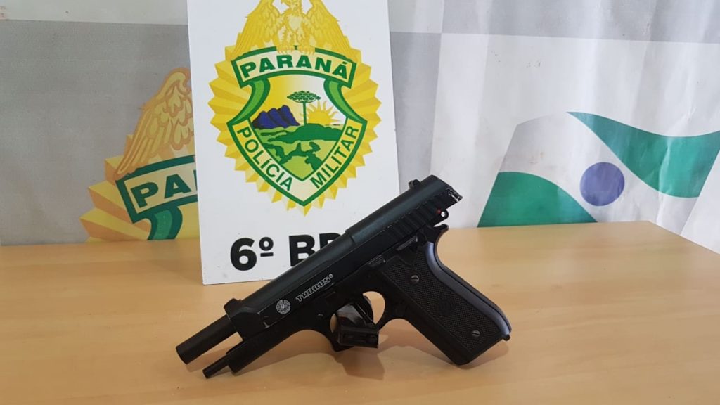 Jovens portando simulacro assaltam lanchonete, mas são localizados e apreendidos pela PM Jovens portando simulacro assaltam lanchonete, mas são localizados e apreendidos pela PM