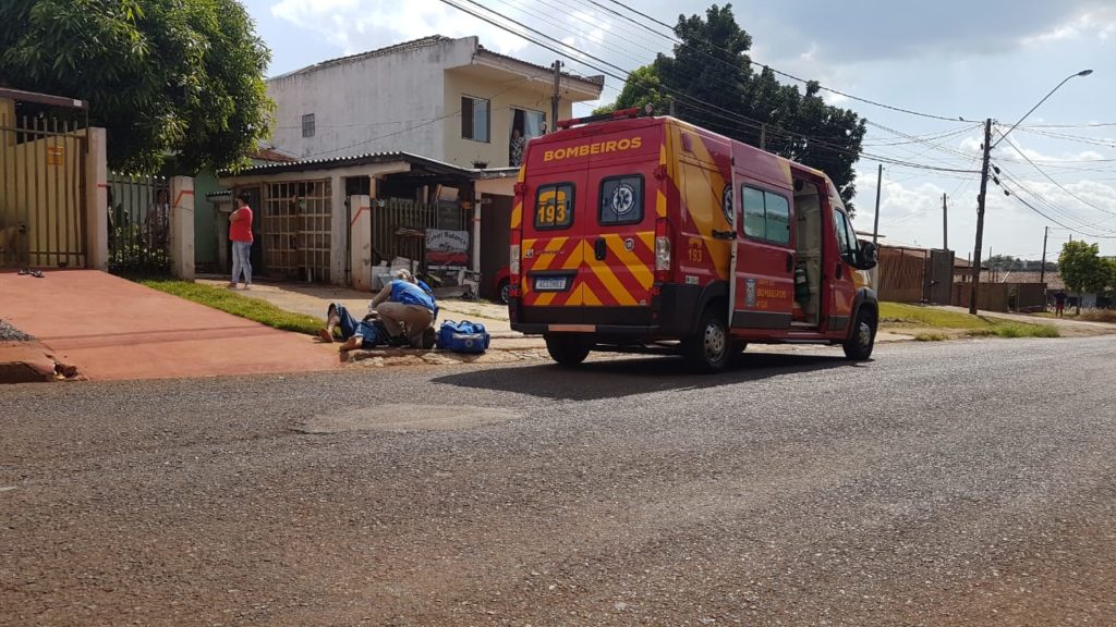 Homem é atendido por socorristas após sofrer queda no Bairro Periolo Homem é atendido por socorristas após sofrer queda no Bairro Periolo