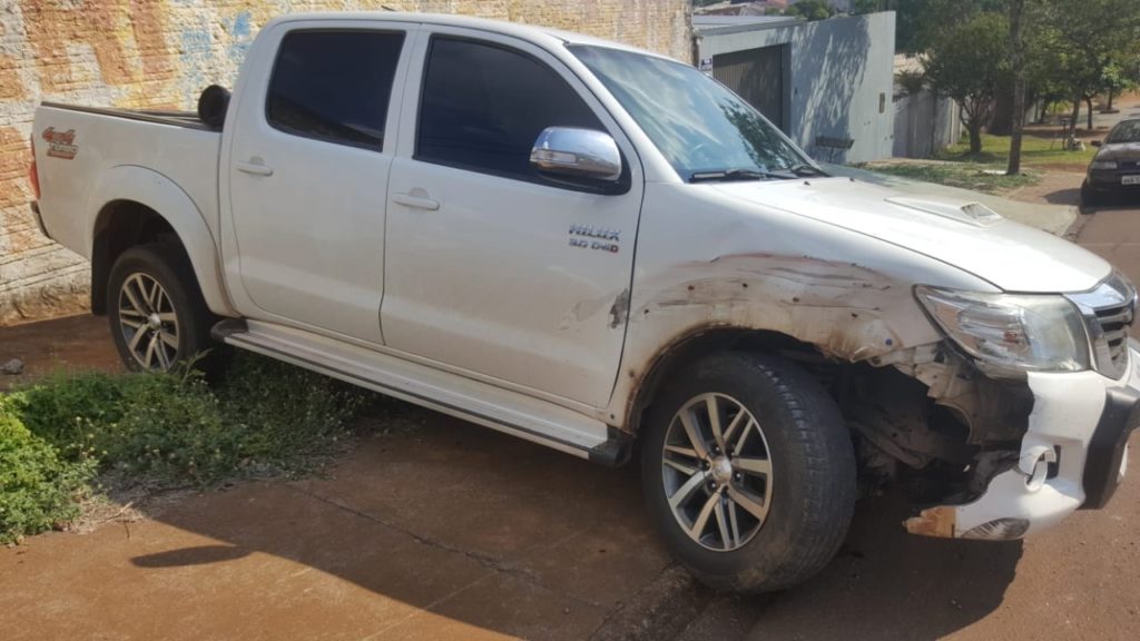 Hilux atinge Palio estacionado na Rua Vitória, na região do Bairro Neva Hilux atinge Palio estacionado na Rua Vitória, na região do Bairro Neva