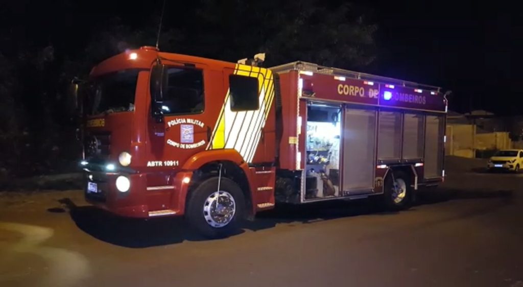 Bombeiros são mobilizados para combate a incêndio em aviário em São João do Oeste