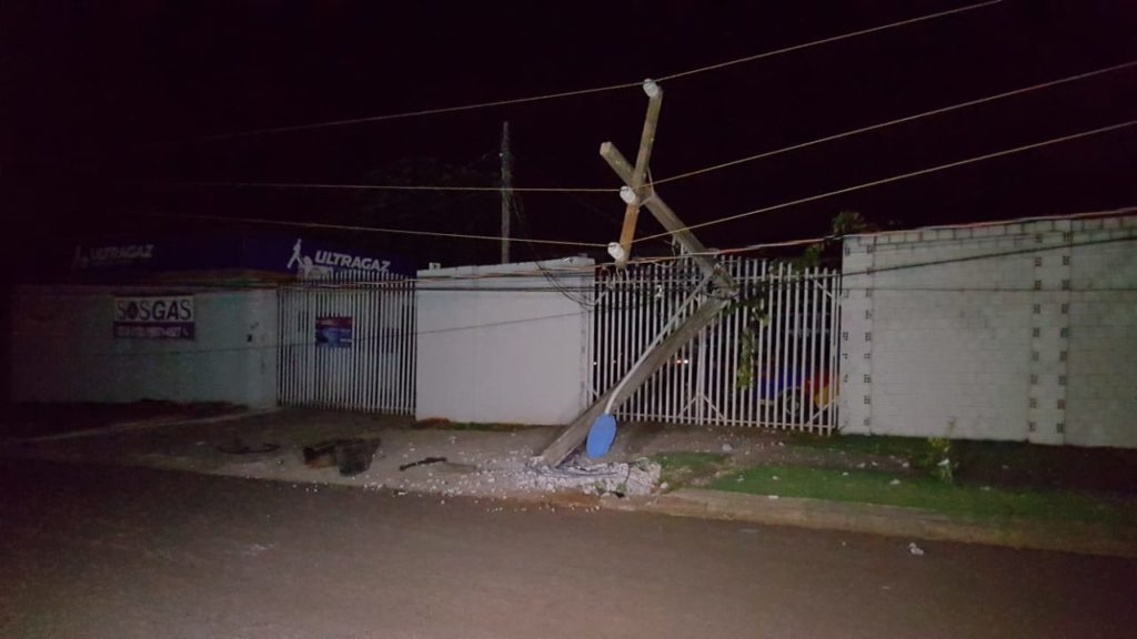 Poste fica destruído ao ser atingido por carro; falta de energia afetou cerca de 150 casas no Pioneiros
