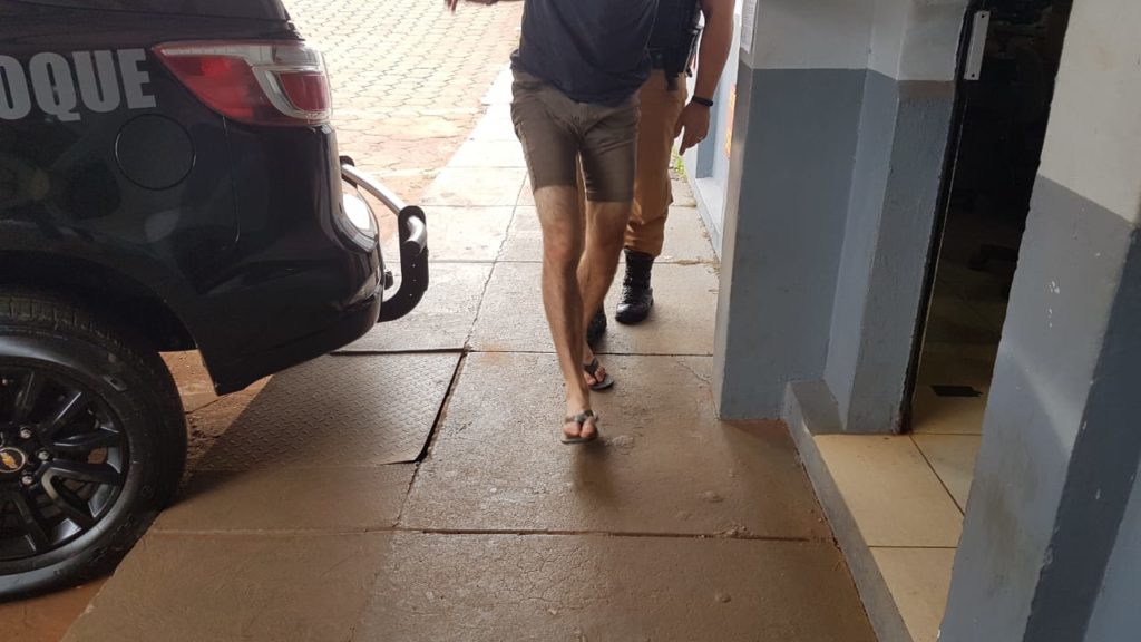 Homem agride a irmã, quebra objetos em casa e acaba detido por policiais do Choque