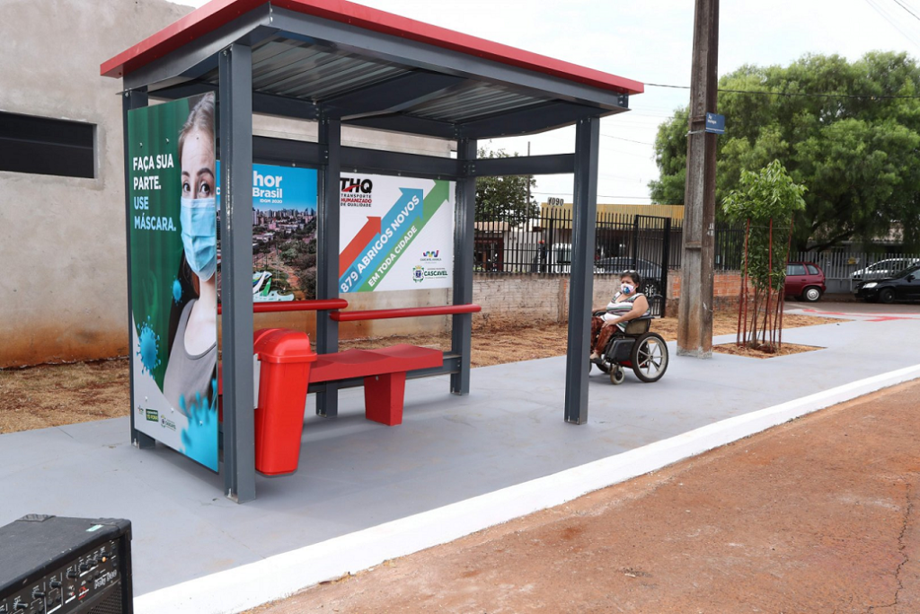 Novos abrigos em paradas de ônibus valorizam a acessibilidade e proteção dos passageiros em Cascavel