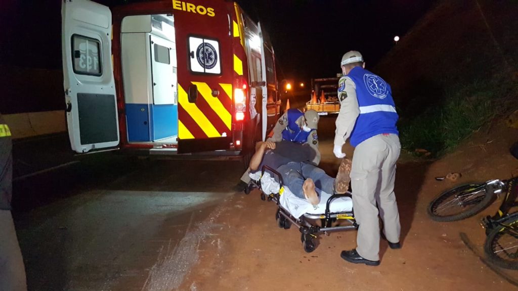 Ciclista atingido por carro na PRc-467 é socorrido pelo Siate; motorista não parou no local