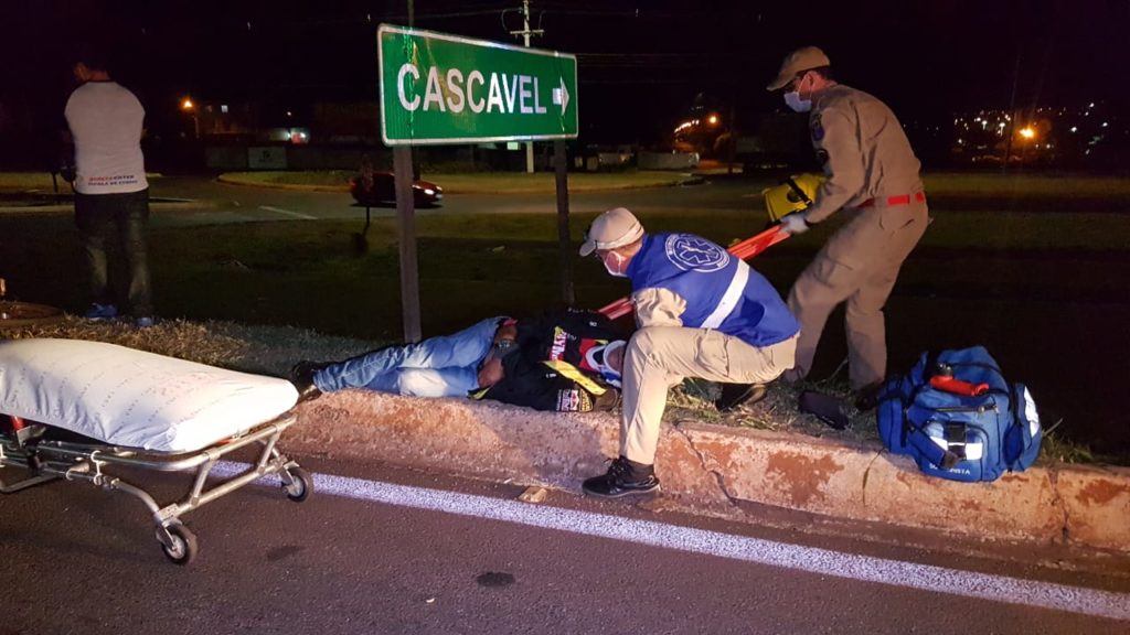 Ciclista é socorrido pelo Siate na BR-277, no Trevo do Guarujá