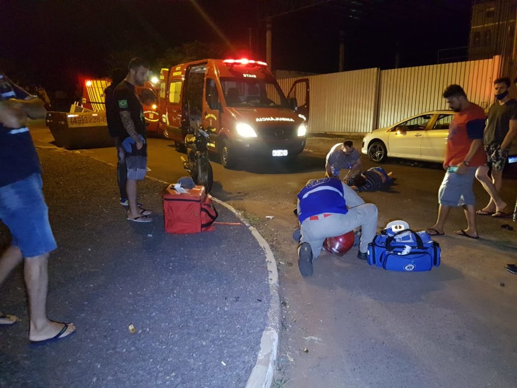 Atropelamento por moto deixa dois homens feridos no Bairro Alto Alegre